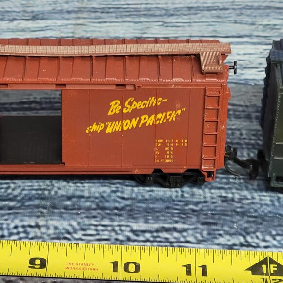 Vintage H.O scale Union Pacific & chessie systems train boxcars blue and brown - Picture 4 of 10